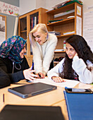 Lehrerin und Schüler im Klassenzimmer