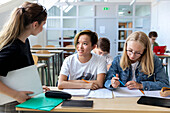 Teenager-Mädchen im Klassenzimmer