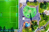 Luftaufnahme von Spielplatz und Fußballfeld