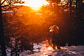 Frau geht im Winterwald spazieren