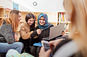 Mädchen im Teenageralter sitzen zusammen in der Bibliothek