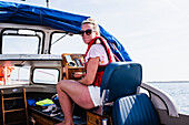 Frau sitzend auf Boot