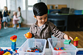 Spielender Junge im Kindergarten