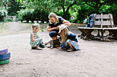 Lehrerin mit Kindern im Freien