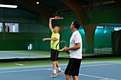 Männer spielen Tennis