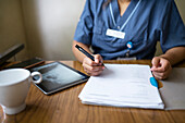 Krankenschwester füllt Dokumente aus