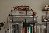 Altmodische Koffer auf einem Schrank