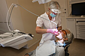Zahnarzt untersucht die Zähne eines Patienten