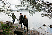 Spaziergänger am See