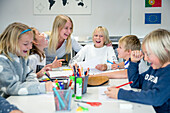 Lehrerin und Kinder im Klassenzimmer