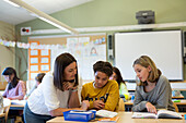 Lehrerin hilft Kindern im Klassenzimmer