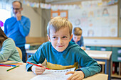 Junge im Klassenzimmer