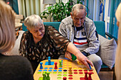 Älteres Paar spielt Brettspiel
