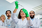 Wissenschaftler bei der Arbeit im Labor