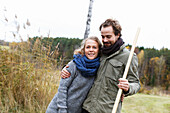 Pärchen bei der Gartenarbeit im Herbst