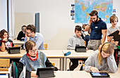 Kinder im Klassenzimmer mit digitalem Tablet