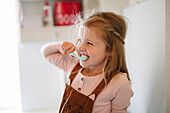 Mädchen bürstet Zähne