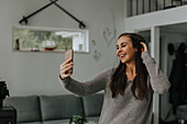 Lächelnde Frau macht Selfie