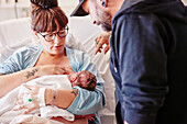Eltern im Krankenhaus mit neugeborenem Baby