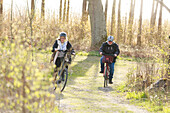 Pärchen radelt durch den Wald