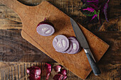 Slices red onion on chopping board