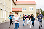Kinder vor dem Schulgebäude