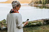 Frau benutzt Mobiltelefon