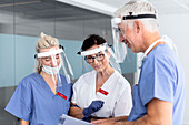 Ärzte mit persönlicher Schutzausrüstung im Krankenhaus