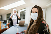 Frau im Büro mit Gesichtsmaske