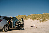 Auto am Sandstrand geparkt