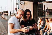 Junge Freunde schauen auf Handys
