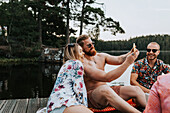 Mann und Frau auf dem Bootssteg machen ein Selfie