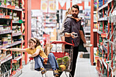 Vater mit Töchtern beim Einkaufen im Supermarkt