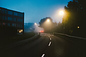 Beleuchtete Straße im Nebel