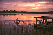 Frau im See bei Sonnenuntergang