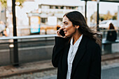 Lächelnde junge Frau am Telefon