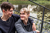 Zwei Jungen im Teenageralter sitzen zusammen