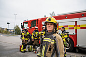 Feuerwehrfrau vor einem Feuerwehrauto