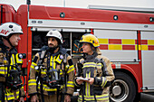 Feuerwehrleute vor einem Feuerwehrauto