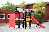 Spielende Kinder auf dem Spielplatz