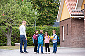 Vater bringt Jungen zur Schule