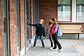 Kinder öffnen die Schultür
