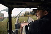Landwirt fährt Traktor