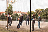 Teenager spielen Basketball