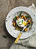 Poached egg with chanterelles