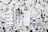Verschiedene Pillen auf gesprenkeltem Hintergrund