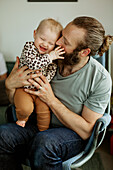 Vater umarmt kleines Mädchen