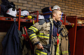 Lächelnder Feuerwehrmann im Spind