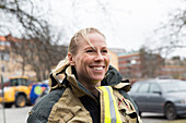 Lächelnder weiblicher Feuerwehrmann schaut weg