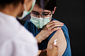 Frau erhält Covid-Impfstoff